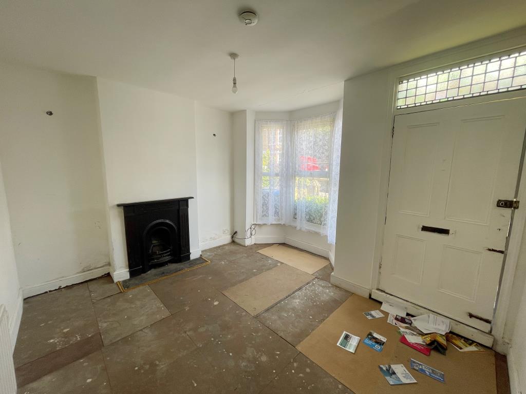 Lot: 51 - TWO-BEDROOM SEMI-DETACHED IN GOOD LOCATION - Living room with bay window